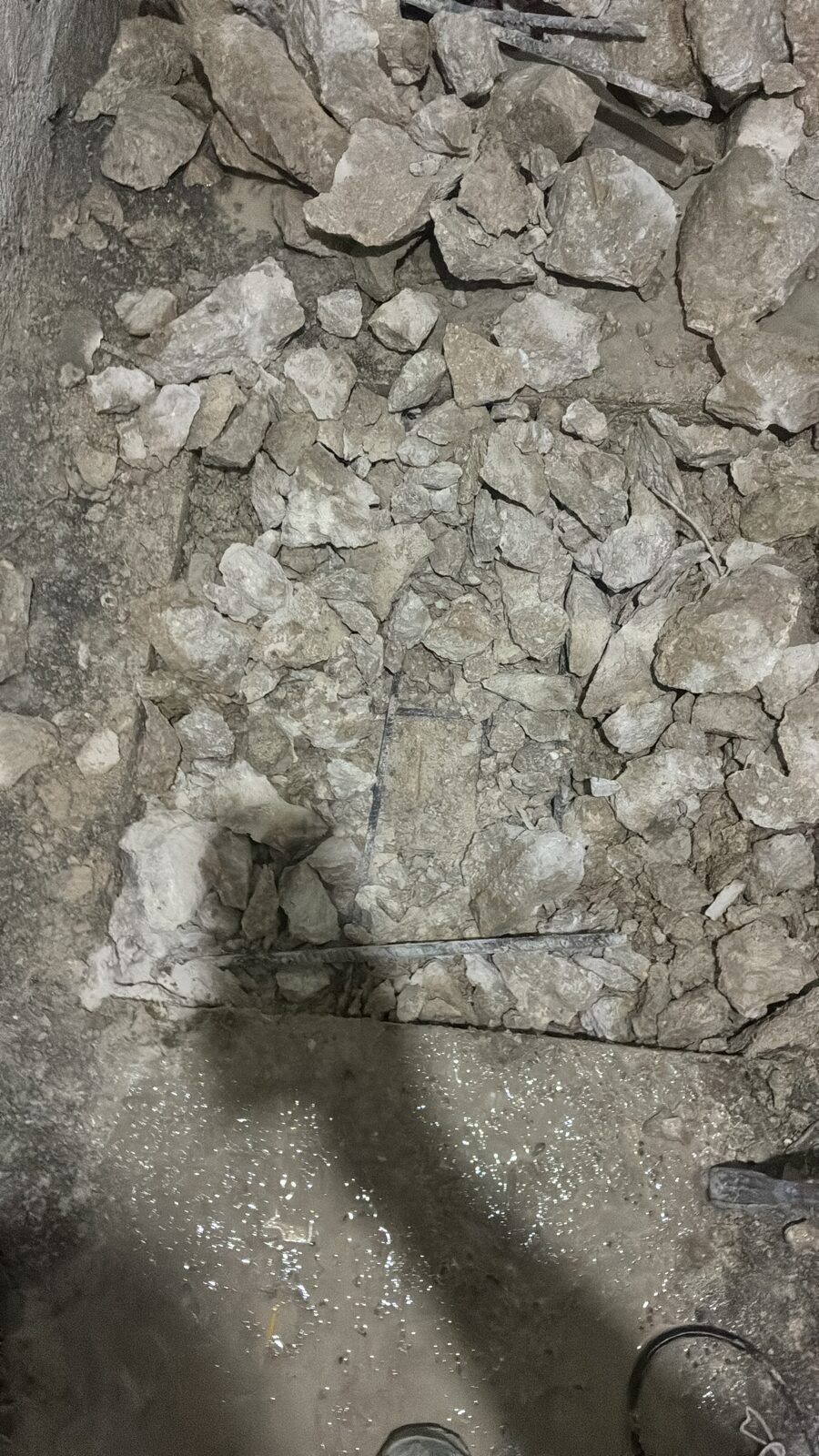 İş makinesi ile beton temel kırımı