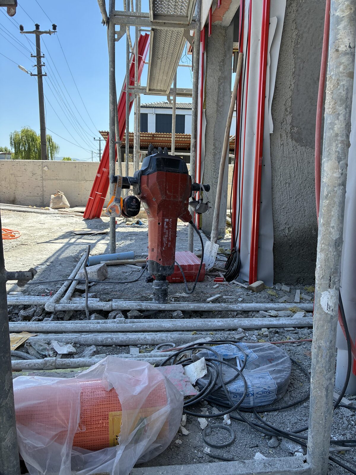 Bina temelinde beton kırma uygulaması