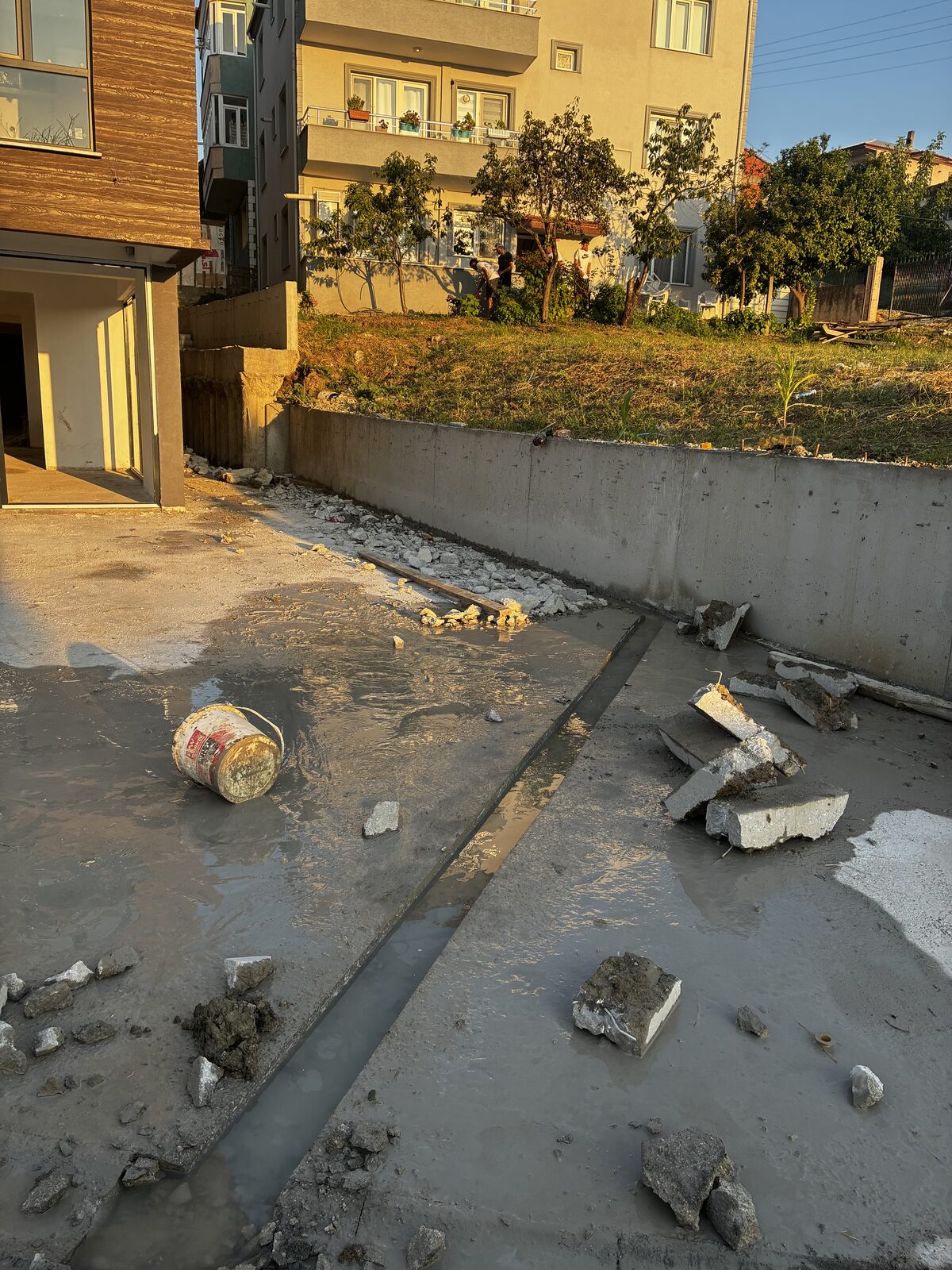 Site içi saha betonunda tamamlanmış derz kesim hattı