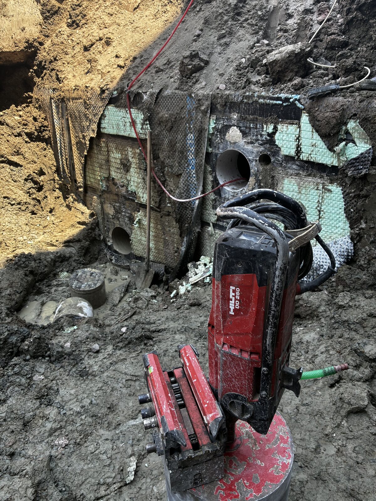 Temel kazısında istinat perdesinde karot delme çalışması
