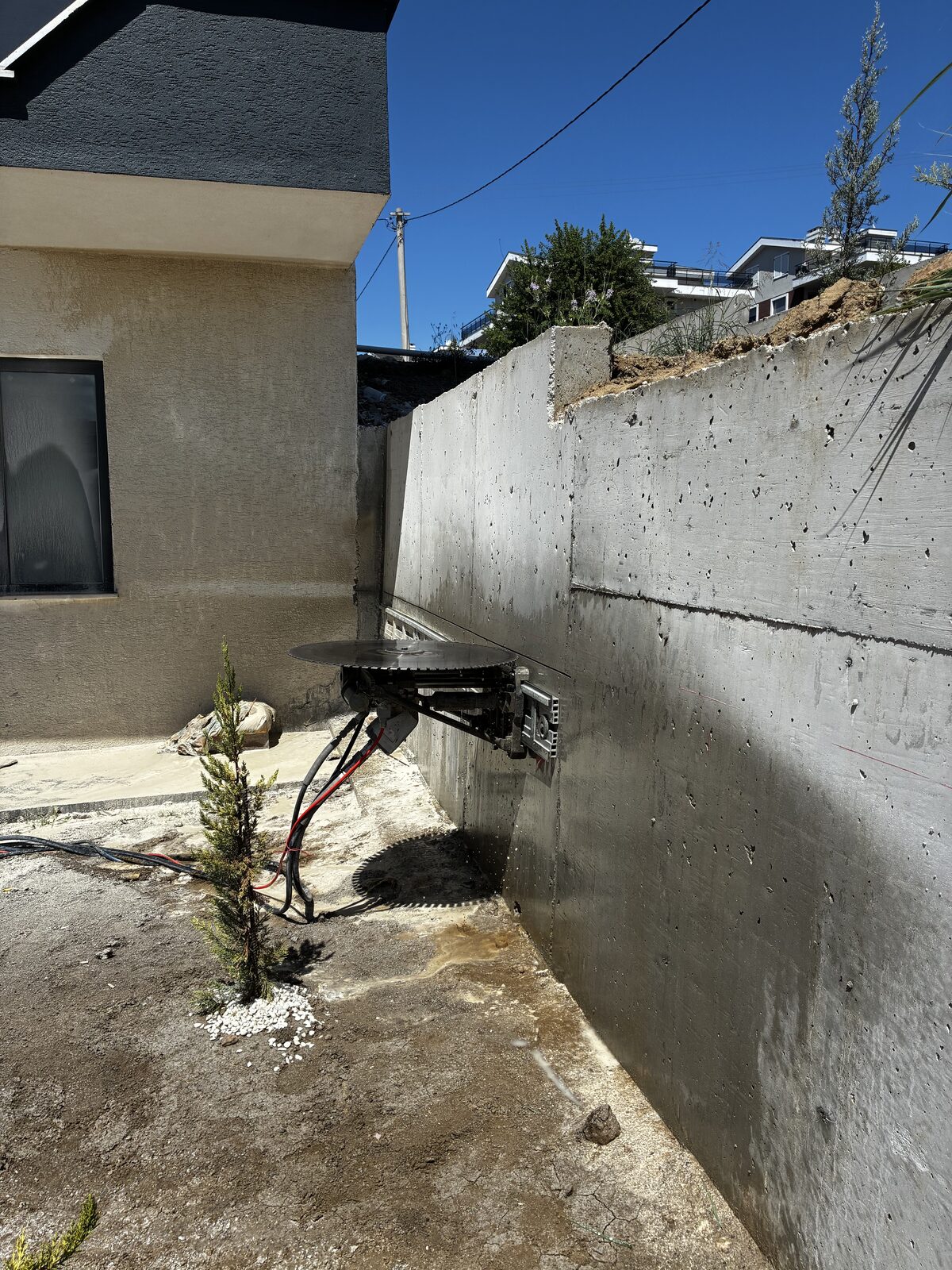 Bahçe istinat duvarında beton kesme çalışması