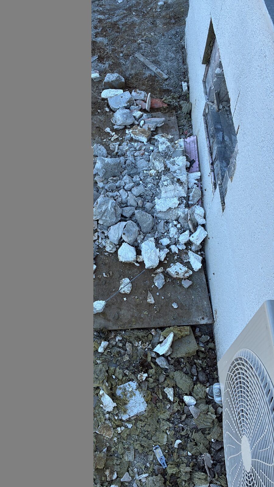 Şantiyede beton zeminin kırılarak sökülmesi