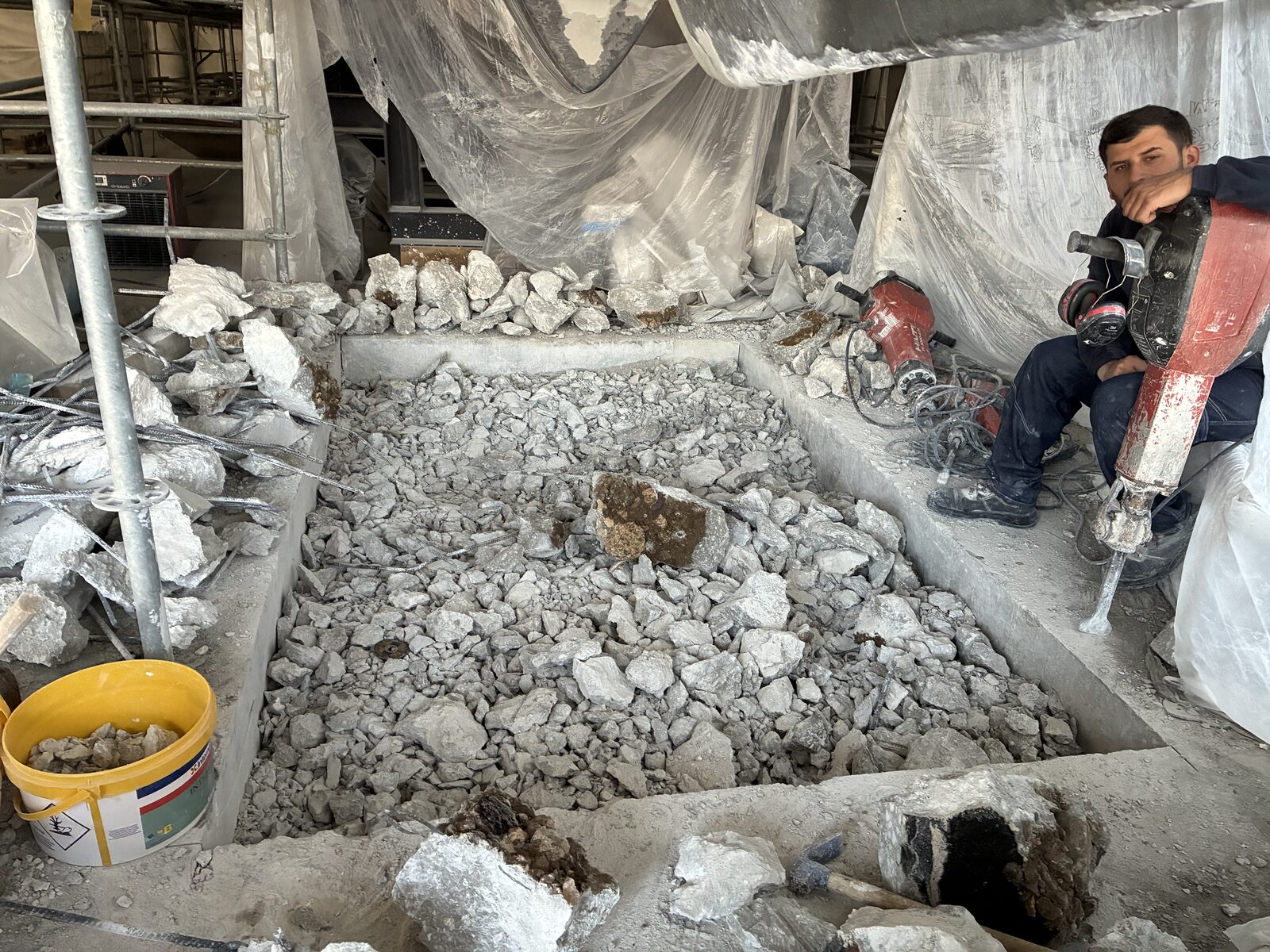 Kesim sonrası sökülen beton blokların kırılarak temizlenmesi