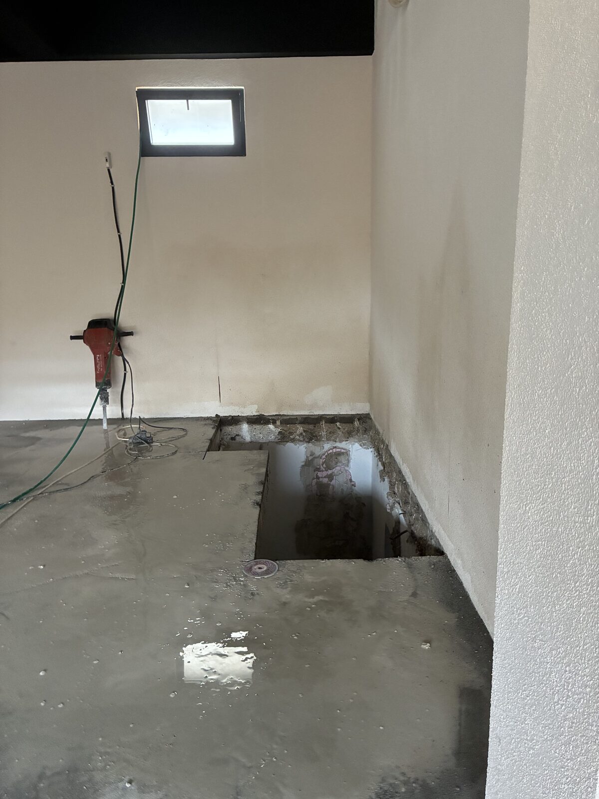 Dar alanda elle kırıcı ile beton kırımı