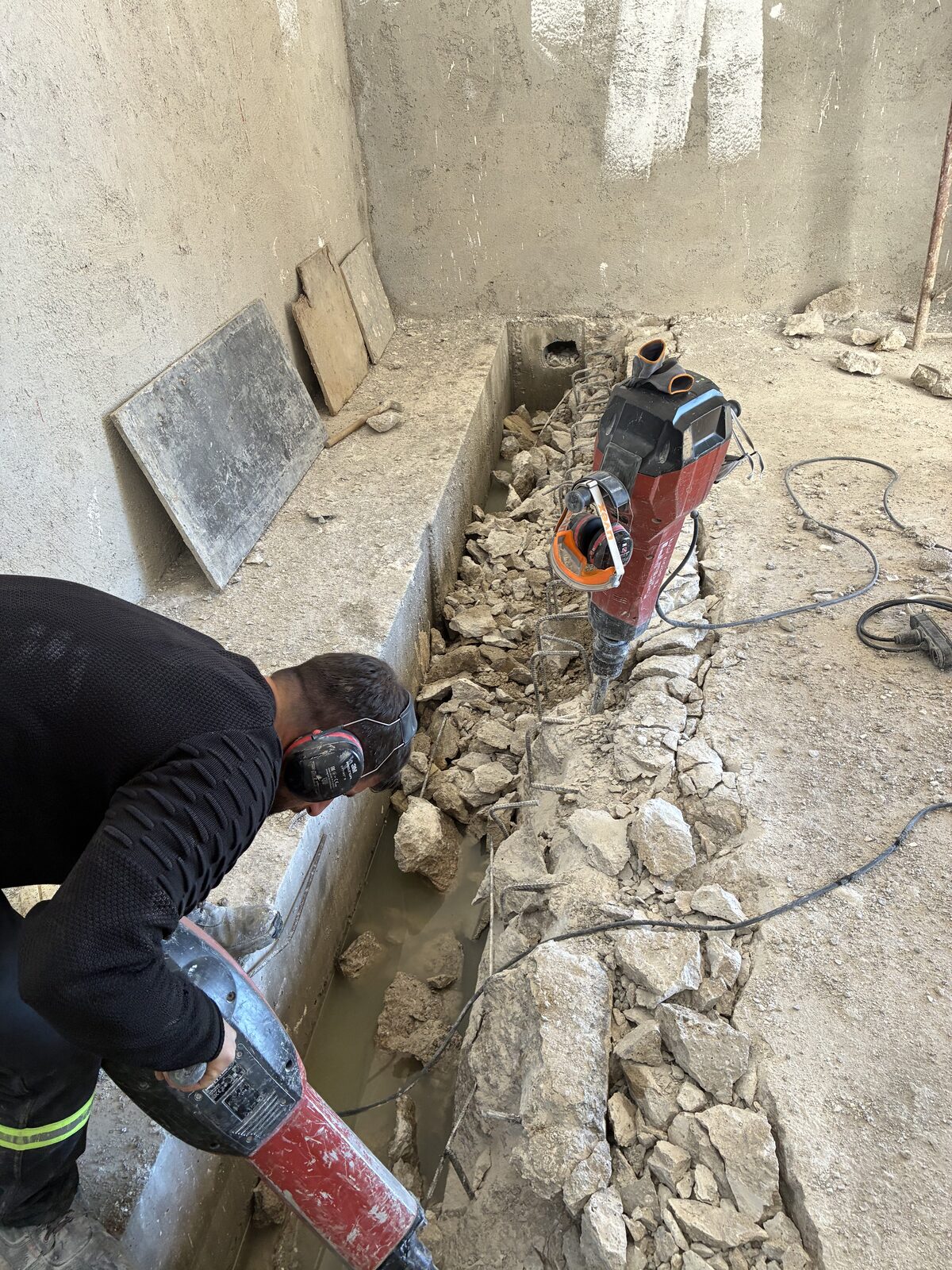 Zemin betonunun kırıcı ile parçalanması