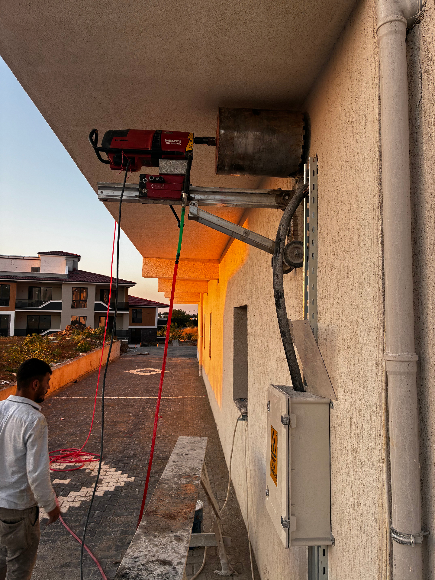 Hilti DD 350-CA ile tavan ve saçak karot delimi