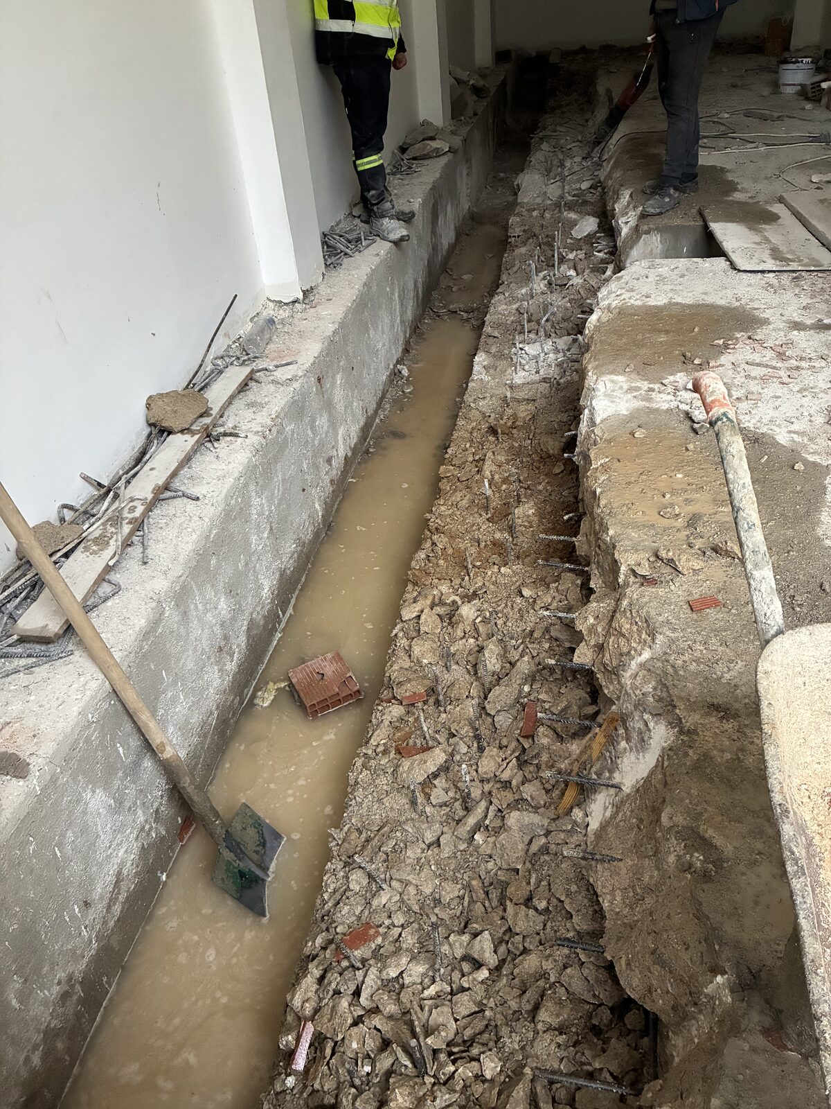 İç mekân tadilatında duvar kırım çalışması
