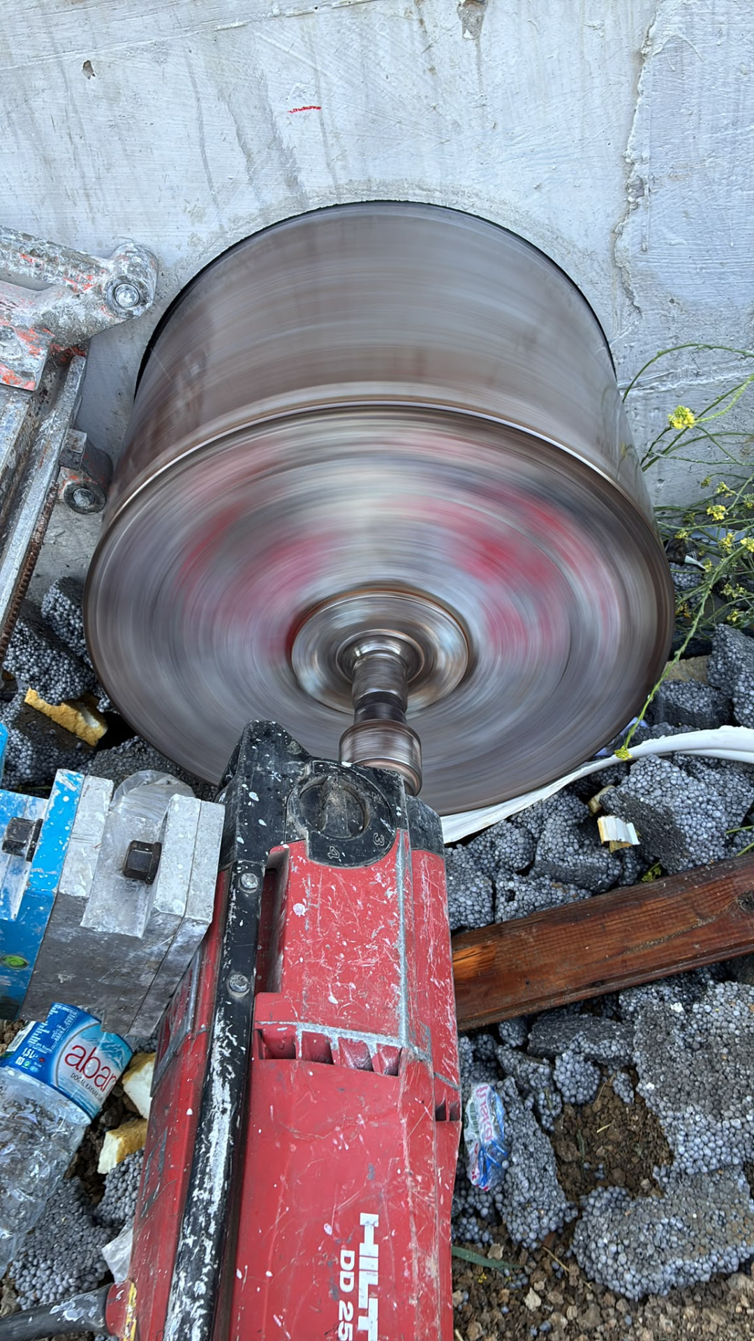 Hilti DD 250 karot makinesi ile perde duvarda büyük çaplı karot delimi