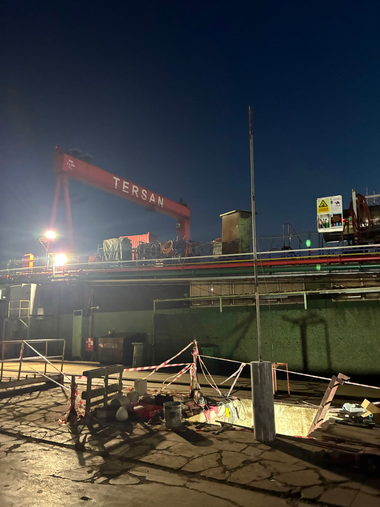 Tersan tersanesinde gece vardiyasında karot delme çalışması