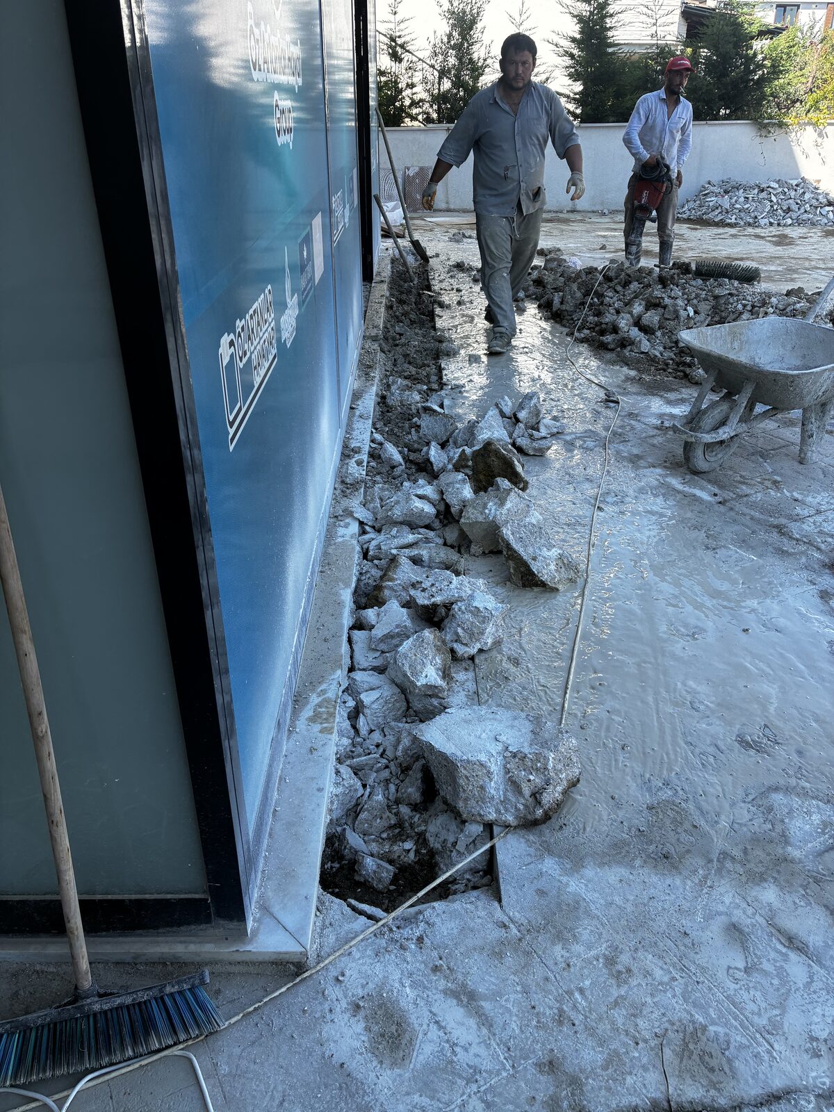 Şantiyede kesilen derz hattı üzerinde molozun toplanması
