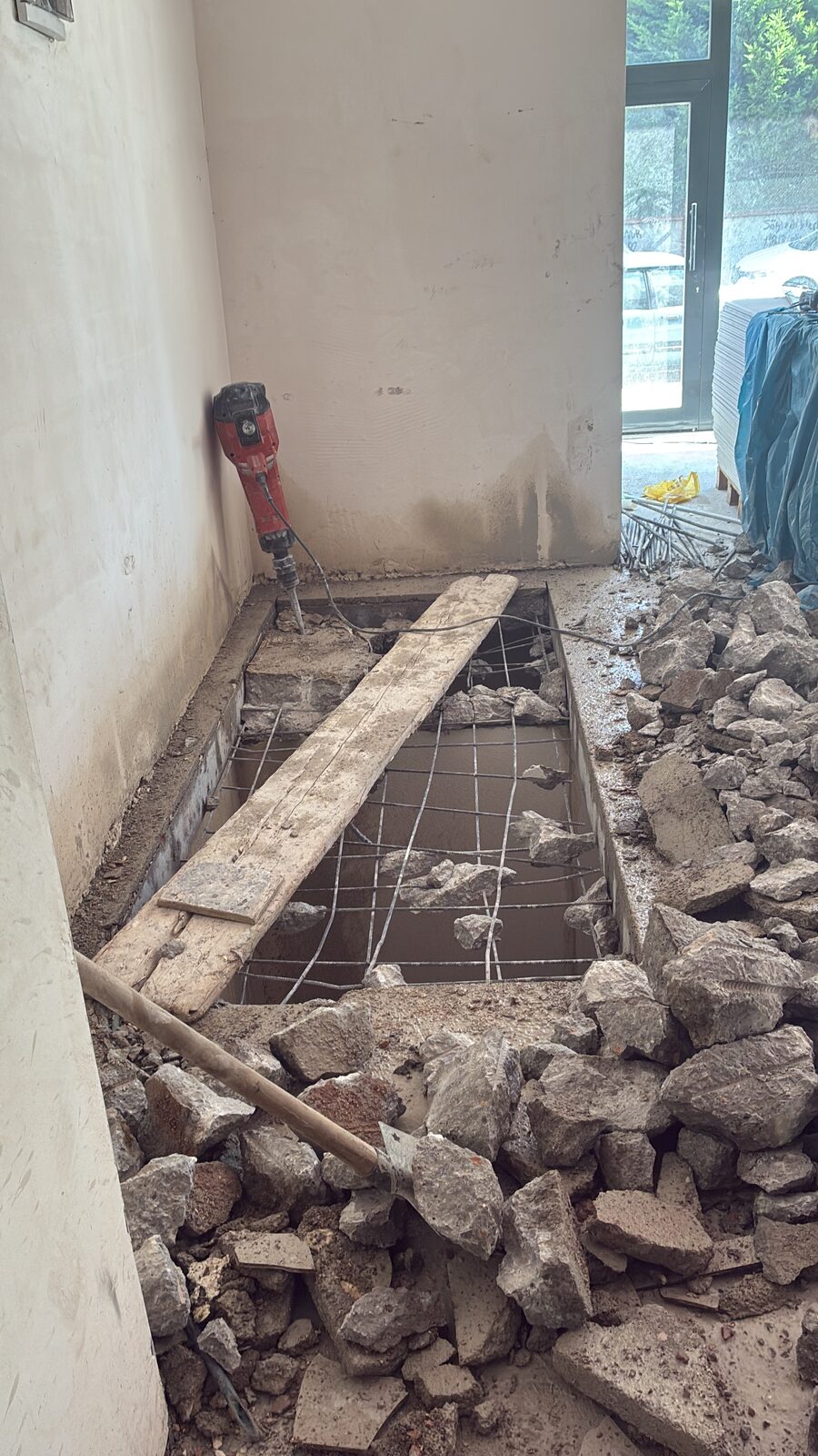Bina içinde açılan derz hattından çıkan beton parçaları
