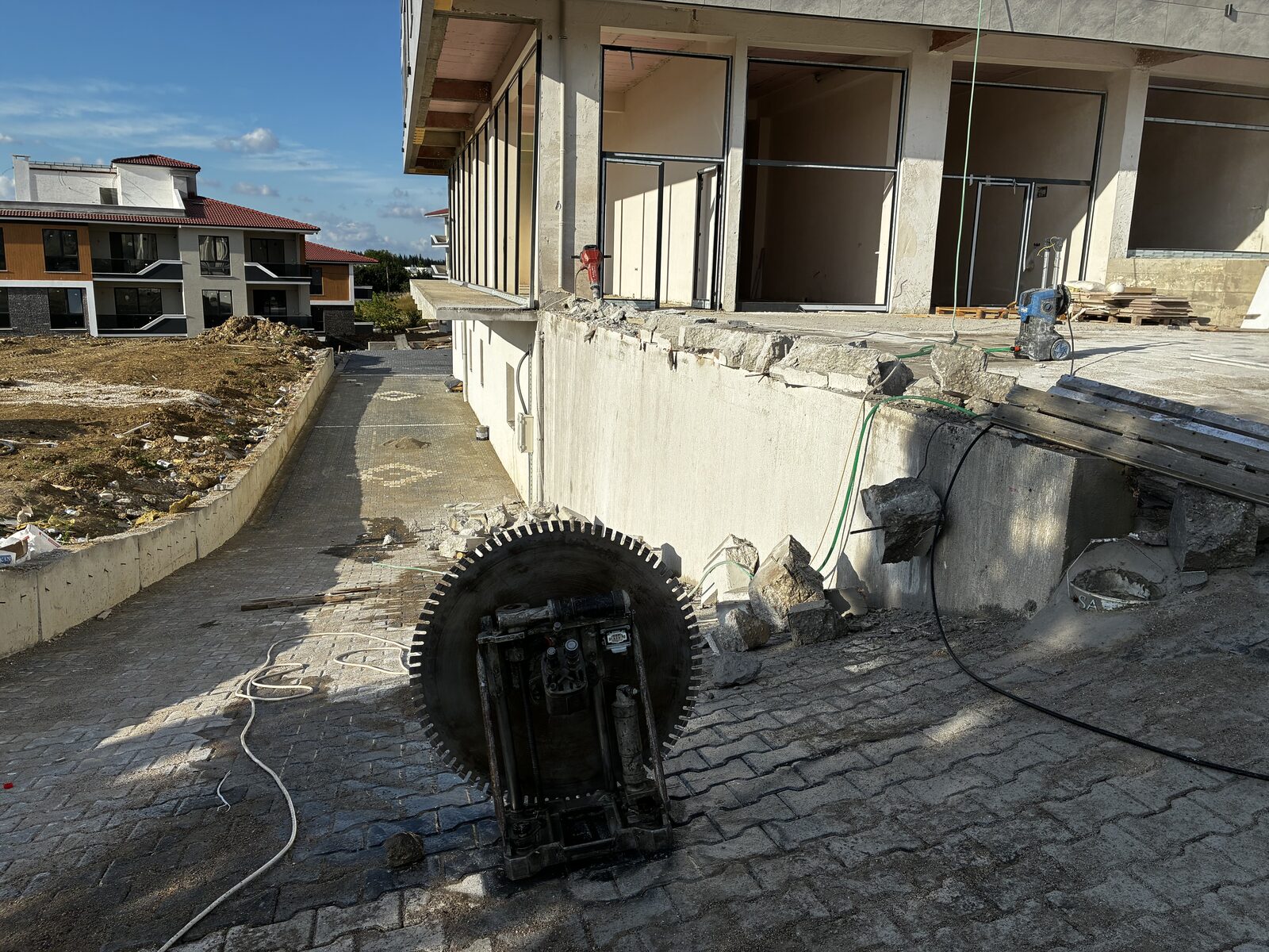 Bina cephesinde büyük çaplı elmas testere ile perde kesimi