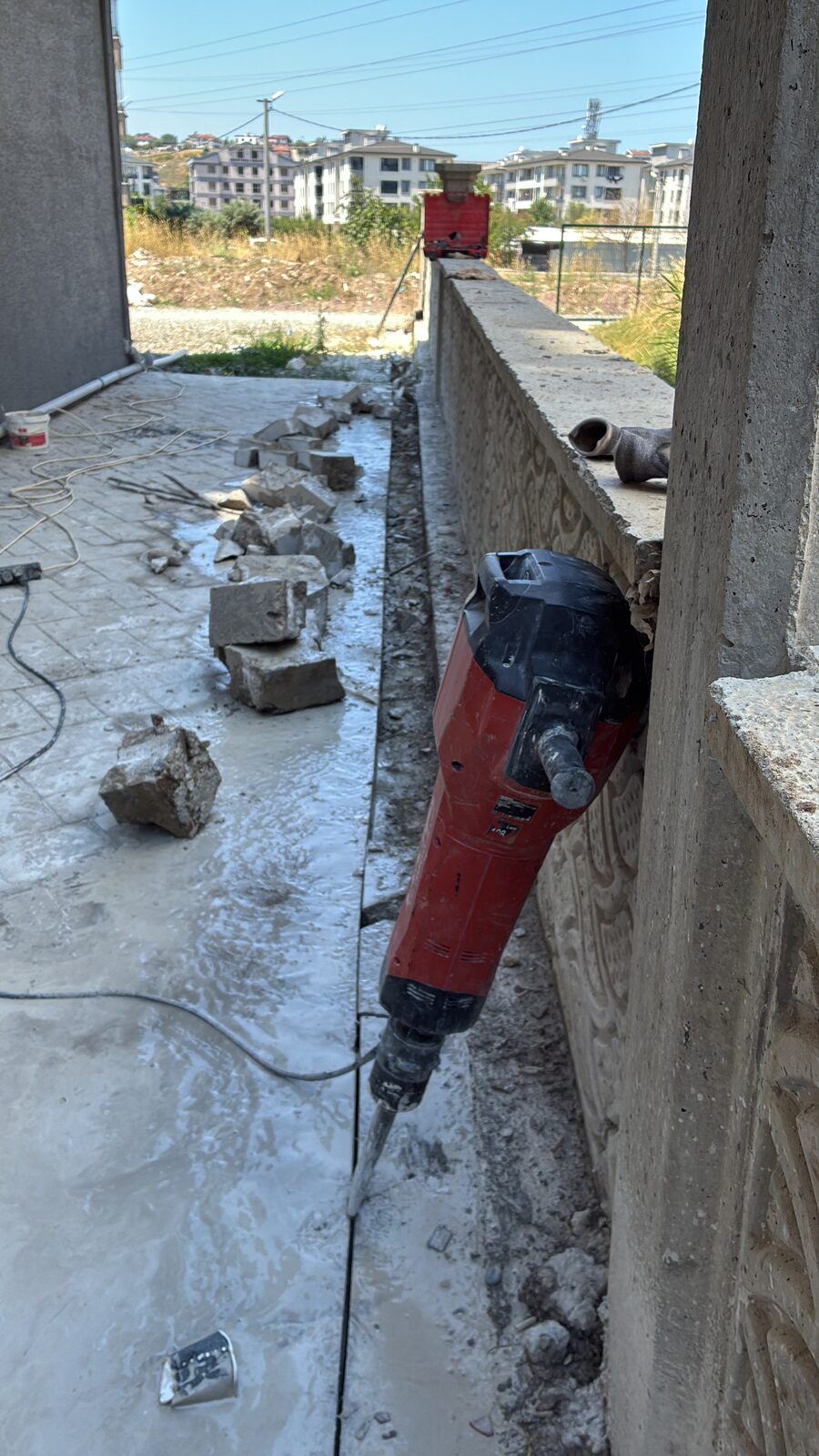 Bahçe duvarı önünde zemin betonunda derz kesimi ve kırım çalışması